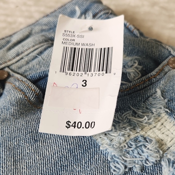 ALMOST FAMOUS HIGH RISE MOM SHORTS SIZE JRS 3 DISTRESSED MEDIUM WASHED NWT - Picture 7 of 14